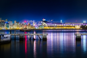 美丽的海滨城市夜景4K壁纸