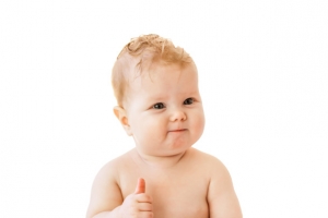 竖起大拇指外国宝宝高清PNG透明免扣设计素材免费下载