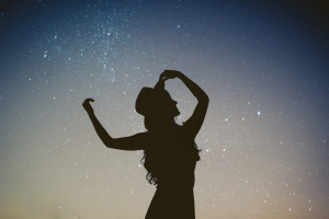 星空下的女孩唯美4K壁纸