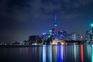 塔 夜城 建筑 灯光 反射 4k壁纸 3840x2160