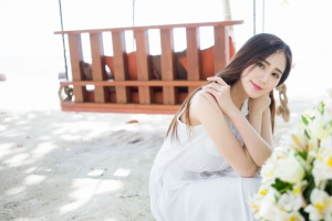 白色裙子养眼美女SISY思4K壁纸