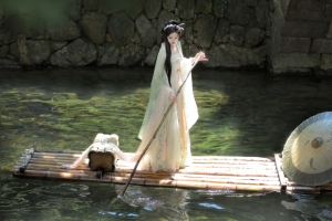 古风美女 竹筏 纸伞 4k电脑壁纸