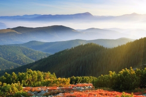 阳光天空山峰背景
