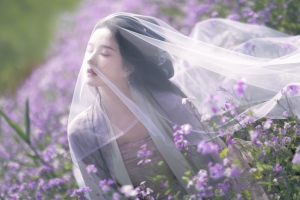 美女 头纱 紫色鲜花 唯美 刘些宁 4K壁纸 3840x2400