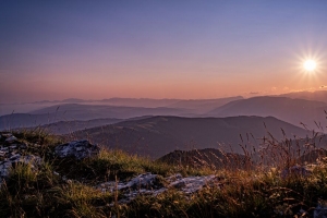草 石头 山 丘陵 阳光 风景 4k壁纸 3840x2160