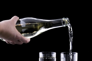 高脚杯 倒酒