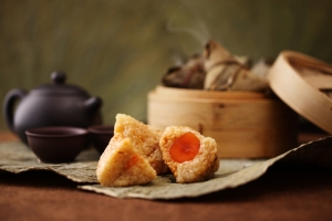 蛋黄肉粽美味的端午节海报背景素材