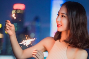 晚上天台可爱养眼美女4k壁纸