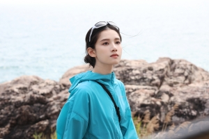 张婧仪 海边户外美女 6K壁纸