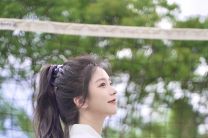 美女 白色运动衣服 羽毛球 4k 手机 壁纸