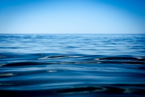 蓝色海水表面海报背景