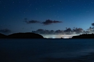 星空 夜晚 地平线 岛屿 星星 闪耀 4k壁纸 3840x2160