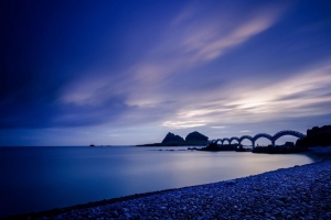 海 海岸 石头 桥梁 日落 晚 4k壁纸 3840x2160