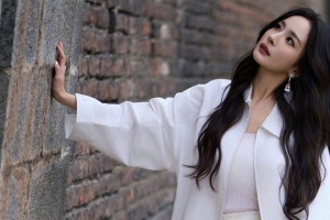 杨幂长卷发白色衣服砖墙背景4K高清3440x1440带鱼屏壁纸免费下载