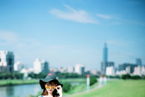 公园牛仔少女写真海报背景