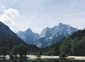 手绘青山绿水美景户外