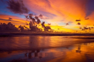 夕阳西下沙滩海浪蓝天云朵