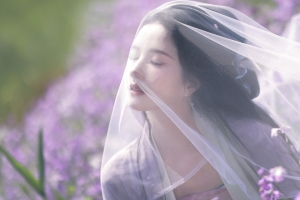 唯美美女 头纱 紫色鲜花  刘些宁 3440x1440带鱼屏壁纸
