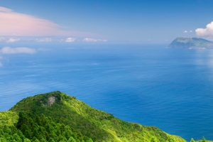 海洋岛屿海岸树木天空云5120x1440超高清免费双屏风景壁纸下载