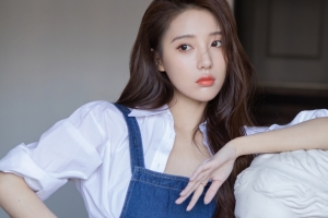 清纯美女安泳畅 白色衬衫蓝色吊带牛仔裙美女4k桌面壁纸