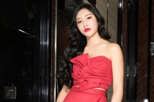 小西红色礼服性感美女4k壁纸
