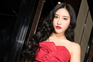 小西 红色礼服长卷发4k美女壁纸