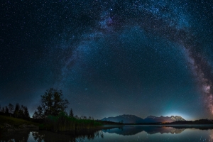 自然风景 天空 银河系 星空 湖泊 树木 草地 倒影 山脉 夜晚 4k高清壁纸