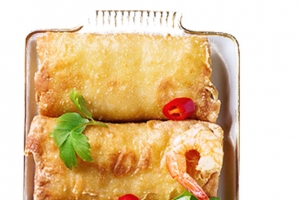 一盘油炸鸡蛋煎饼春卷