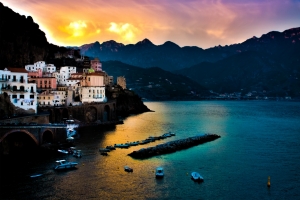 伊特鲁里亚海 紧邻小镇Amalfi 4K风景壁纸