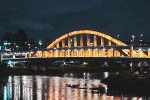 桥 灯 反射 水 夜间 4k壁纸 3840x2160