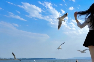 好看海边长发美女背影 4K高清3440x1440带鱼屏壁纸免费下载