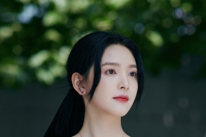 女神章若楠 低胸露肩连衣裙4k手机壁纸2160x3840