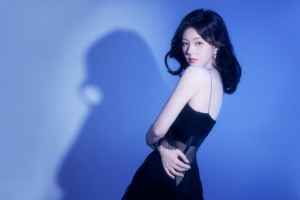 赵露思 黑色裙子 蓝色背景 4k美女壁纸