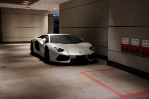 兰博基尼aventador 兰博基尼 汽车 白色 车库 4k壁纸 3840x2160