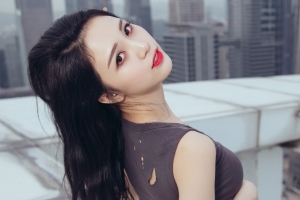 天台性感红嘴唇美女李倩倩4k壁纸