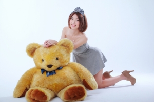 可爱美女 毛绒玩具熊 4K壁纸