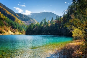 秋天，森林，天空，太阳，云，树，山，湖，九寨沟风景4K壁纸