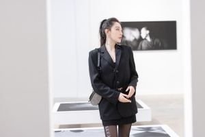 刘奕宁 黑色西装养眼美女4k桌面壁纸3840x2160