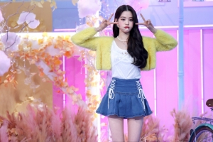 张元英 牛仔短裙 剪刀手势4k美女壁纸