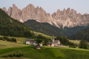 山脚下的风景 乡村 房子 阿尔卑斯山 意大利Dolomite山脉优美风景4k壁纸