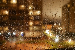 窗户 玻璃 雨 水滴 灯光 模糊 4k壁纸 3840x2160