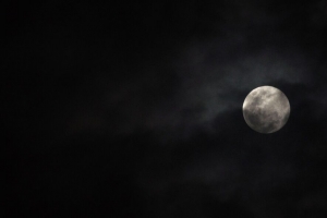 月亮 云 夜晚 黑色 天空 4k壁纸 3840x2160