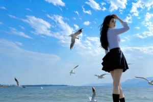 4K高清蓝天白云海边黑色裙子长发美女壁纸3840x2160免费下载