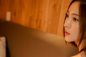 侧脸美女文文3440x1440壁纸