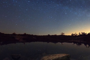 星空 湖泊 夜晚 地平线 反射 4k壁纸 3840x2160