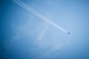 飞机 天空 烟雾 踪迹 4k壁纸 3840x2160