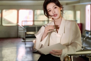 章若楠白色衬衫室内4K高清壁纸 4500x3000平板笔记本便携设备免费下载