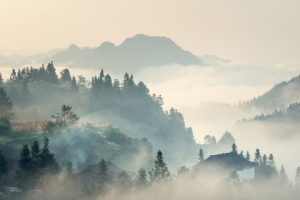 清明 大山 房子 浓雾 4K风景壁纸