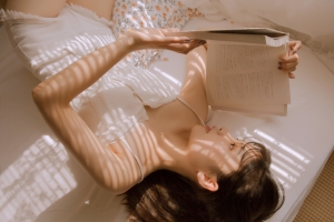 看书的美女张木羽4k壁纸