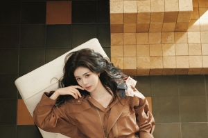 白鹿棕色百褶裙5k高清全屏4K手机壁纸3333x5000免费下载